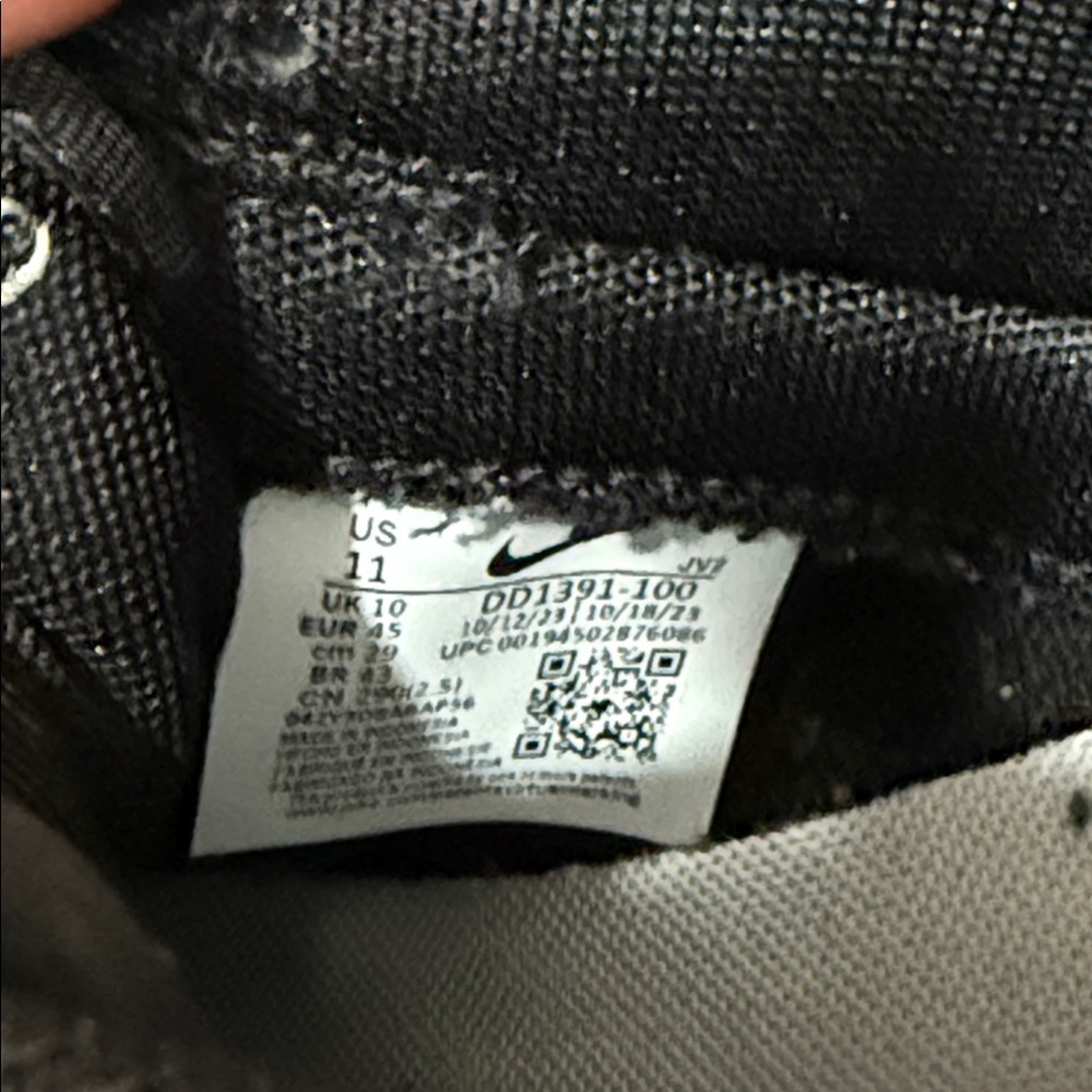 Nike Men's Classic Black and White Sneakers - Picture 10 of 14